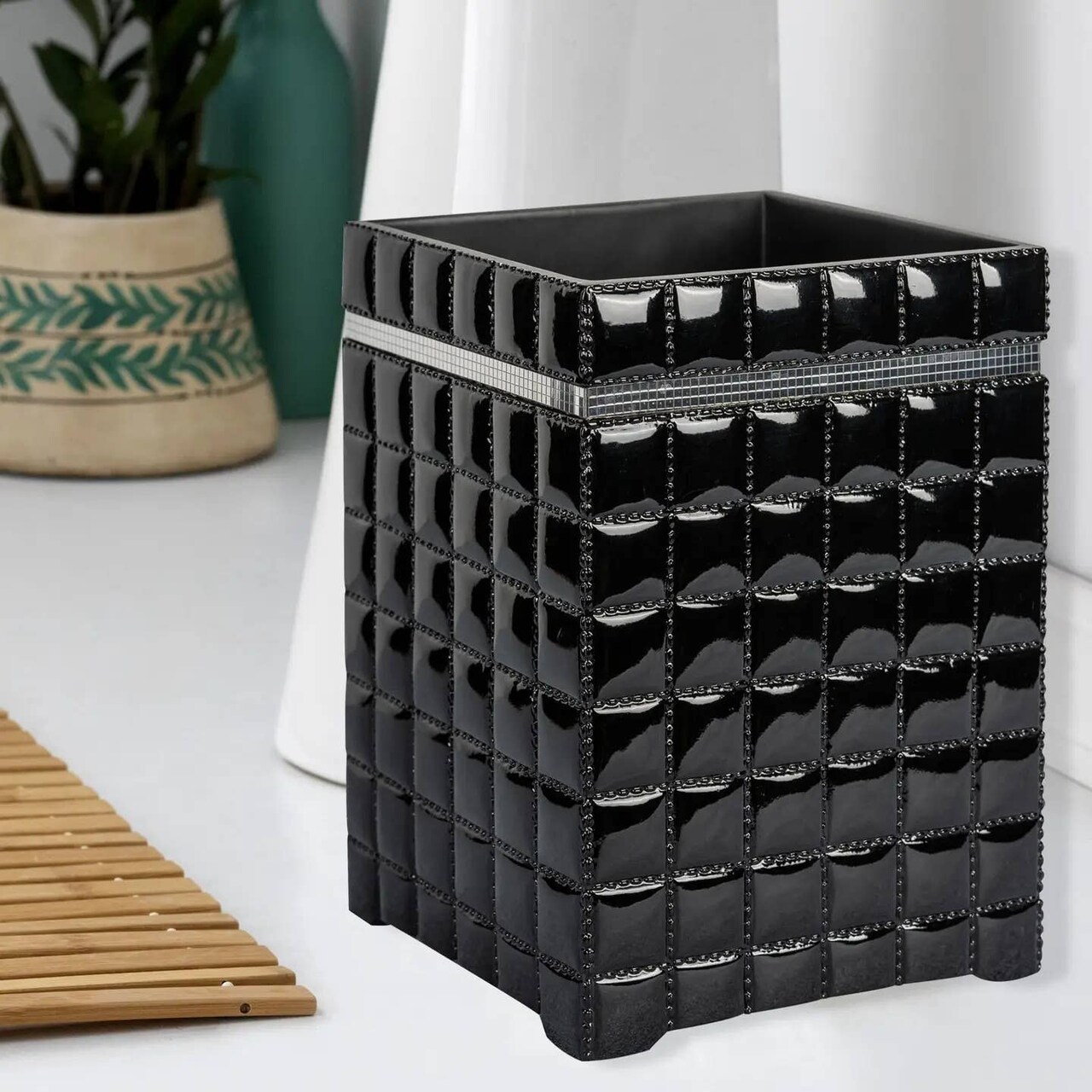 Resin Wastebasket | 7QT | Black | Sleek & Sturdy Bathroom Trash Bin